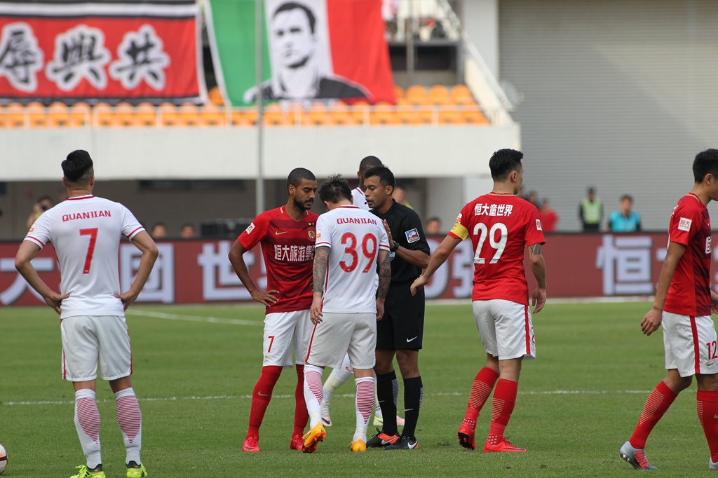 Mouz 和 Vitality 晋级 BLAST Open 春季 2025 淘汰赛